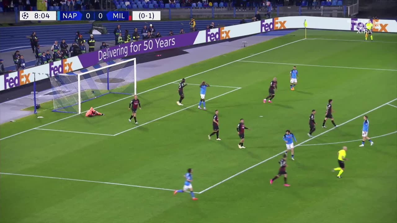 ¡TIRO ATAJADO! disparo por Khvicha Kvaratskhelia.