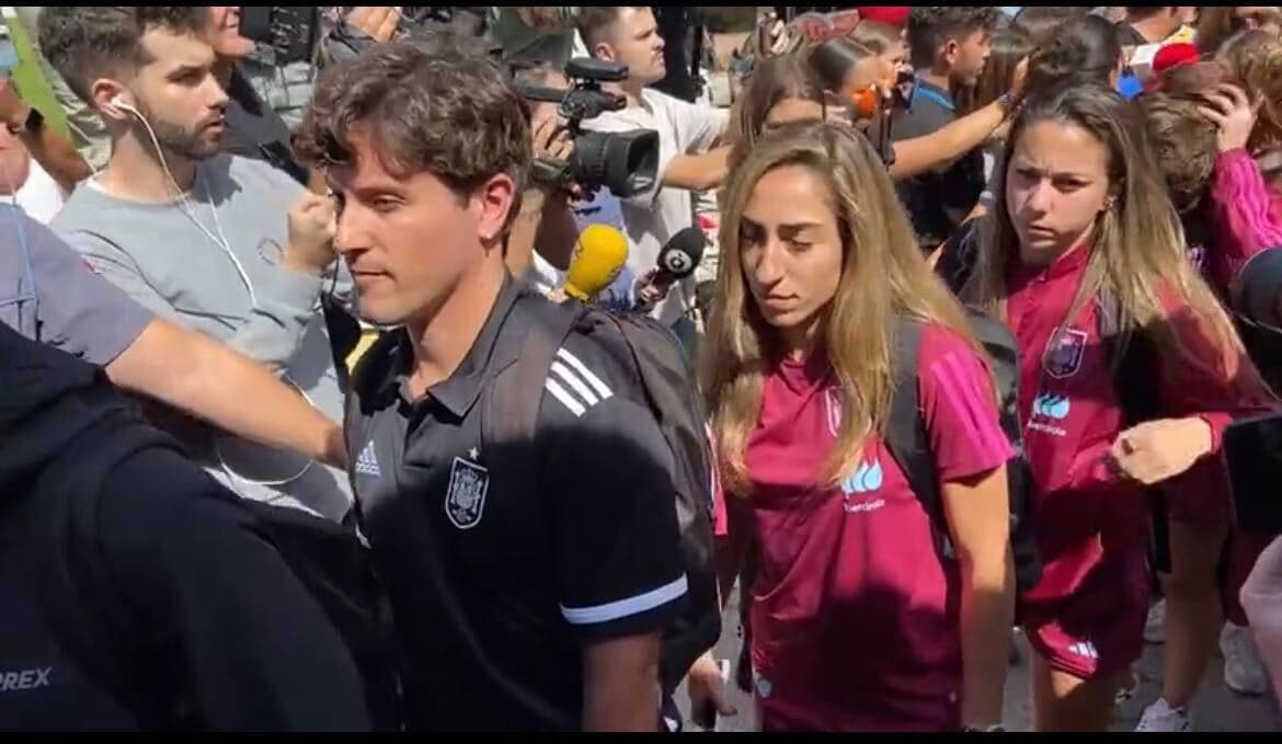 Jugadoras de España acuden a convocatoria en medio del escándalo
