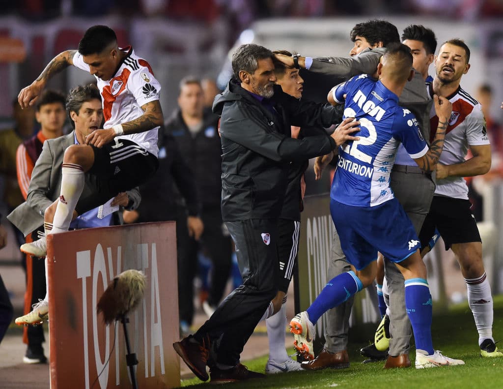 Un día después de los disturbios en el Estadio Pacaembú con el Santos ante Independiente, la Copa LIbertadores volvió a dar de qué hablar en el River Plate vs Racing Club en los octavos de final.