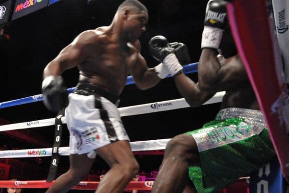 LA pelea siguió hasta que Luis Ortiz puso a Lateef Kayode en una esquina donde golpeó sin respuesta a cambio.