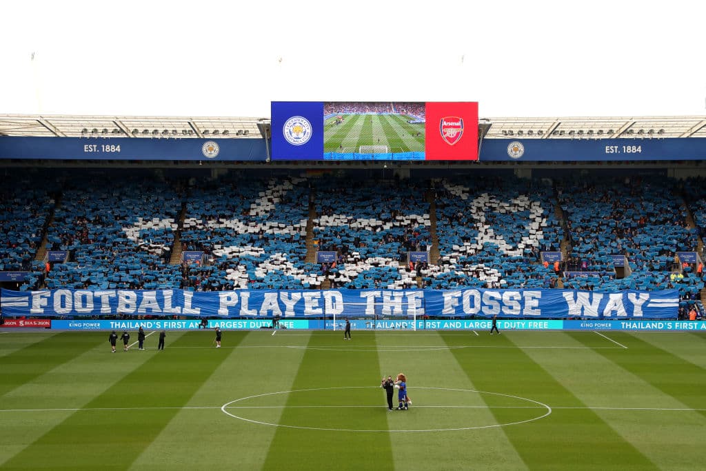 Los fans del Leicester City dan la bienvenida a su equipo con un tifo previo al partido contra Leicester City.