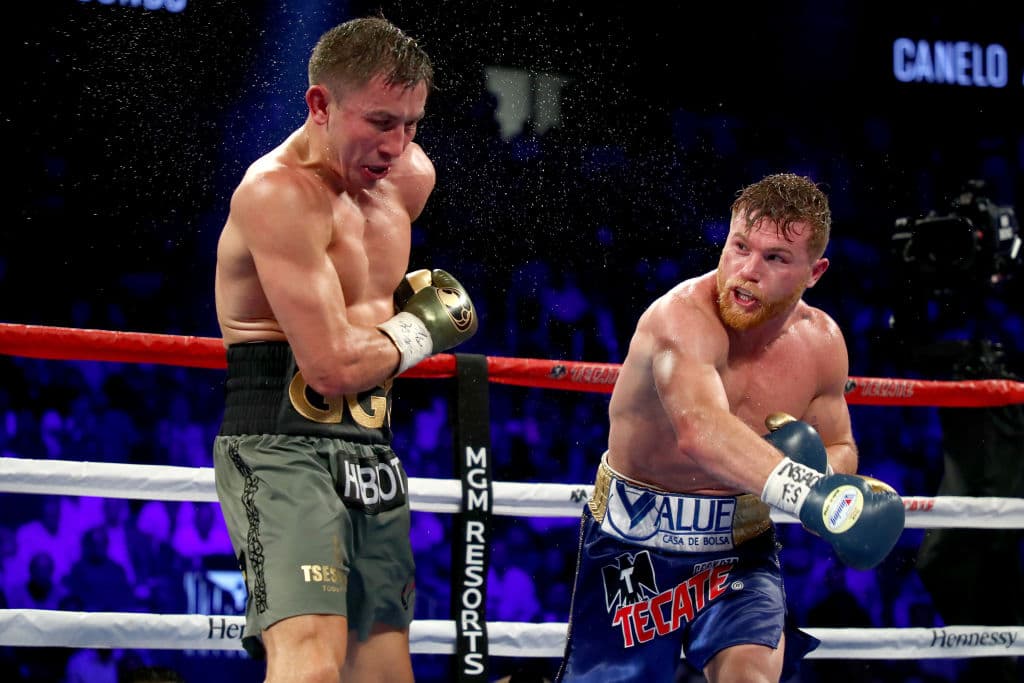 Saúl 'Canelo' Álvarez lanza un golpe a Gennady Golovkin en su pleito por los cinturones WBC, WBA y de la IBF en peso medio en T-Mobile Arena el 16 de septiembre de 2017 en Las Vegas, Nevada. Esta pelea dejó mucho a la controversia por lo pareja aunque muchos apuntan a que debió ser triunfo del kazajo, pero el empate dio pie a una atribulada segunda parte.