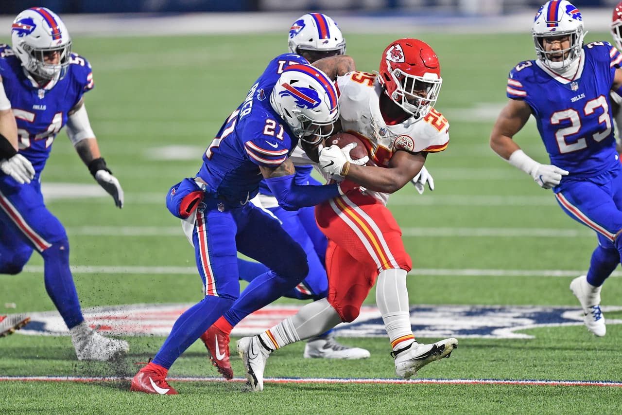 Clyde Edwards-Helaire conisguió romper las 150 yardas por aire en la victoria 26-17 sobre los Buffalo Bills.