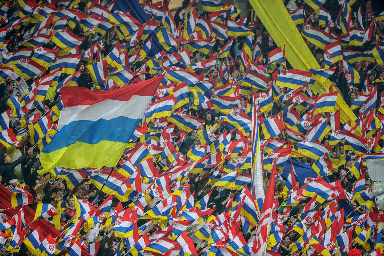 Aunque el partido se jugó en el Commerzbank-Arena, de Frankfurt, la afición del Mainz se hizo sentir en las graderías en días previos al carnaval de la ciudad.