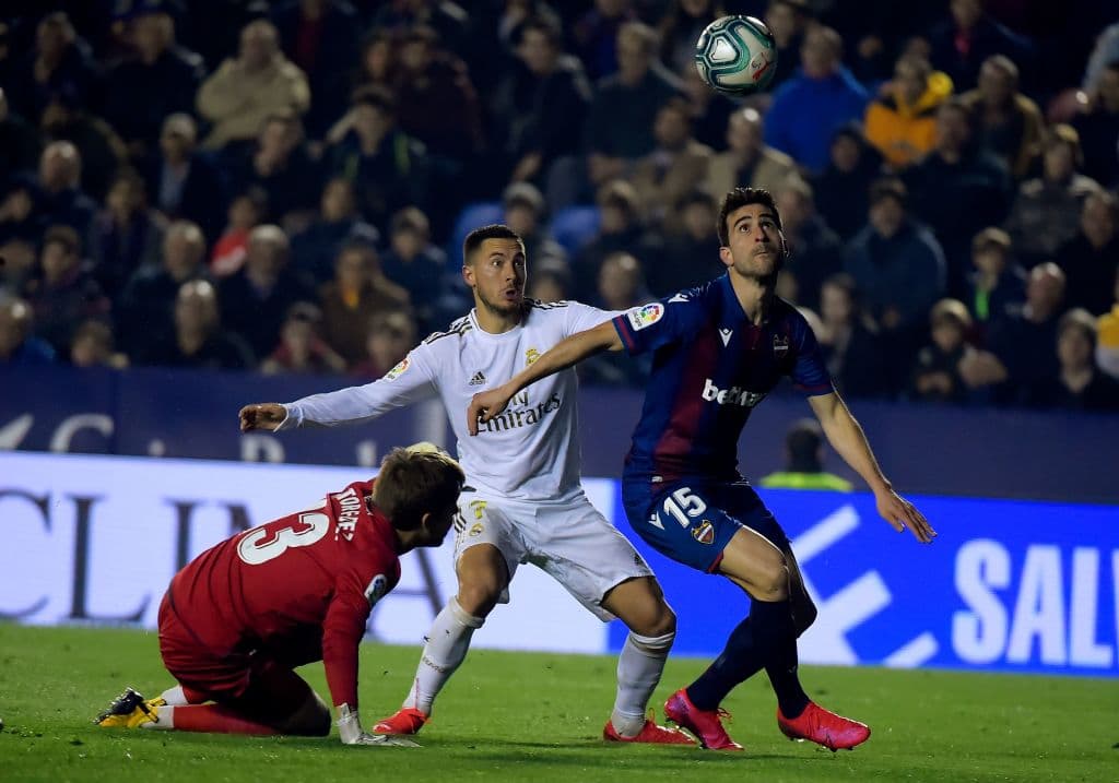 Eden Hazard deja ir la oportunidad más clara del Real Madrid en un mano a mano frente a Aitor Fernández.