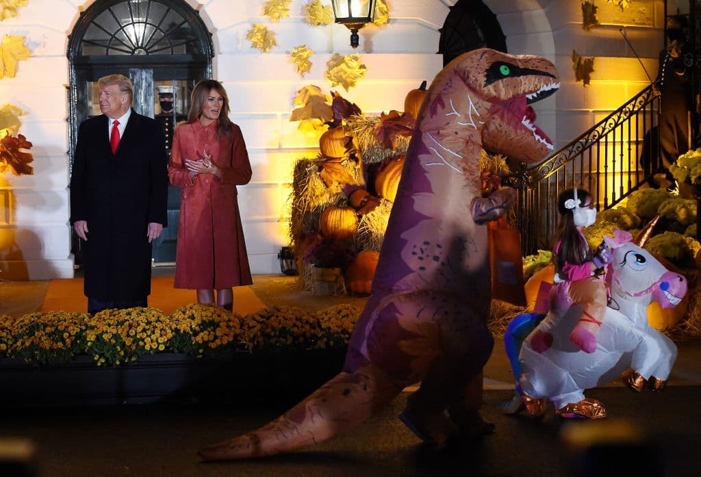 La pareja presidencial sólo saludaba, pues los dulces se encontraban en una mesa.