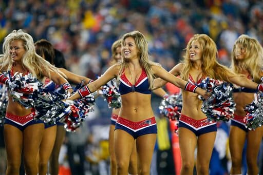 No podía faltar la belleza del emparrillado, las cheerleaders de los Patriots.