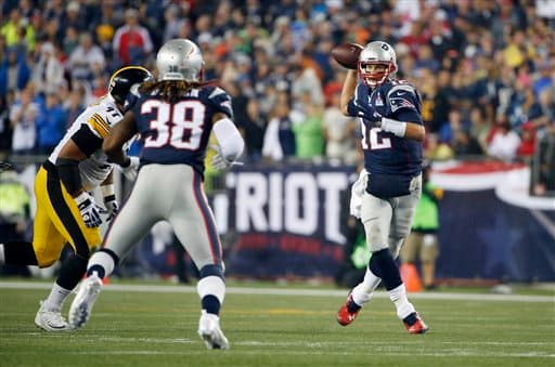 El partido inició con gran alarido de los fanáticos ansiosos por ver a sus estrellas en el emparrillado.