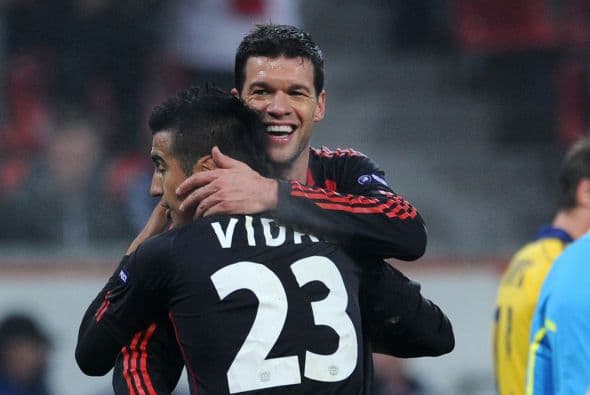 Simon Rolfes y el capitán Michael Ballack marcaron para el triunfo de 2-0 en favor de los alemanes.