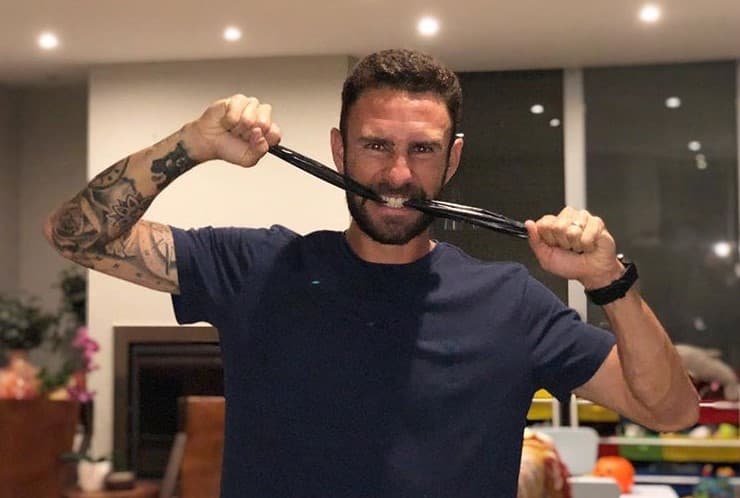 El que sí se le midió al reto de Íker Casillas fue el mexicano Miguel Layún, que extendió esta iniciativa a Santiago Cazorla y a Oribe Peralta.