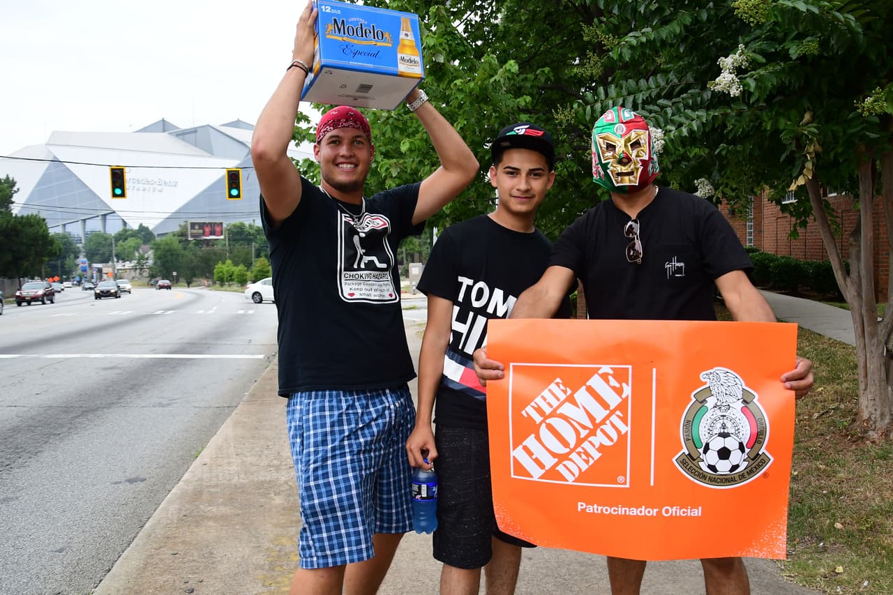 Con gran entusiasmo arribaron los aficionados de la Selección Mexicana para apoyar al Tri en su partido de preparación para la Copa Oro ante Venezuela en Mercedes-Benz Stadium, en Atlanta. Gran colorido y buen ambiente estaban armando los seguidores mexicanos y también los venezolanos que llegaron a apoyar a su Vinotinto, que se prepara para la Copa América.