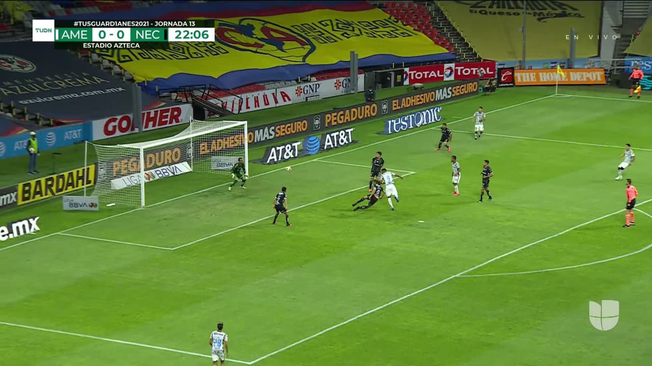 ¡TIRO ATAJADO! disparo por Roger Martínez.