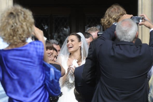 Acabó la ceremonia religiosa y Alena salía más que contenta y emocionada.