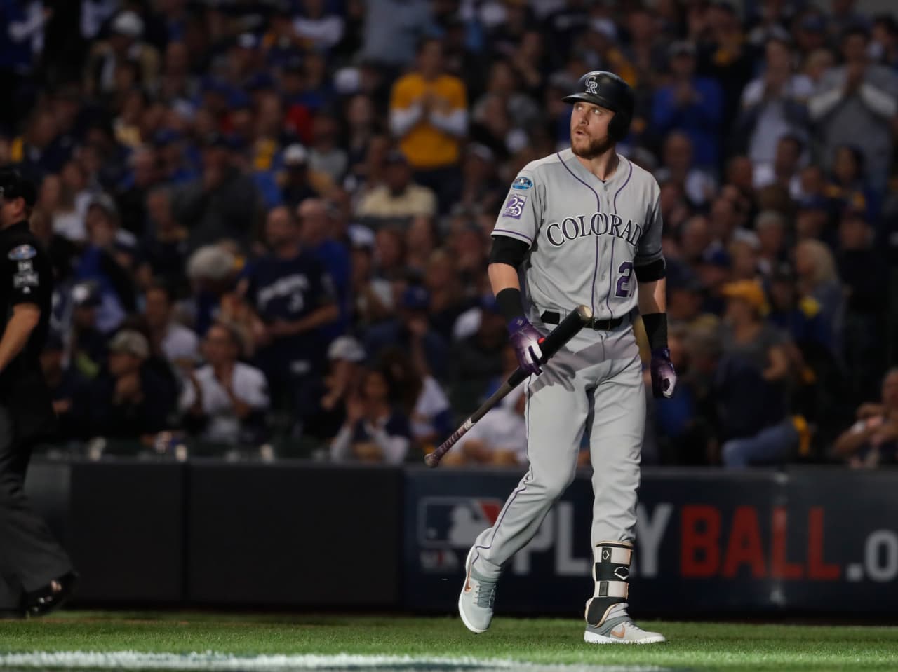 En el quinto inning, luego de ser puesto out por la ruta 1-3 (pitcher a catcher), Ian Desmond regresaba al dugout frustrado porque el bateo de Colorado era inexistente.