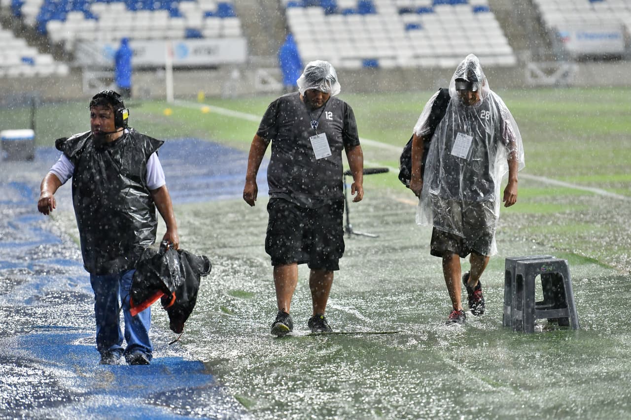 El personal que iba a participar en la transmisión de televisión empezaba a retirarse en medio de un campo completamente encharcado.