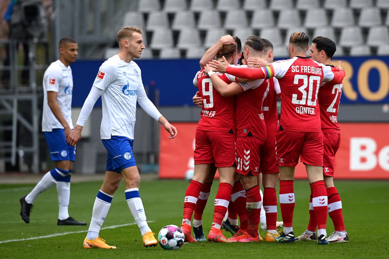 Friburgo no tuvo piedad y aplastó 4-0 a un Schalke 04 que está muy cerca de descender al estar en el fondo de la tabla con 13 puntos, a 14 para salir de la zona de descenso y con 21 unidades por disputar.