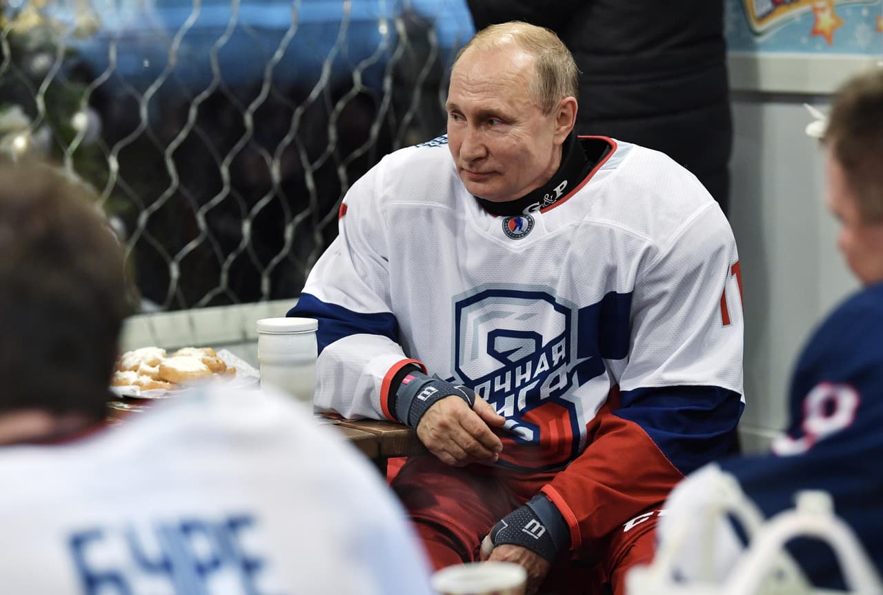 El presidente de Rusia, Vladimir Putin, dejó de lado la formalidad de su cargo para demostrar su cualidades como deportista en el juego de exhibición del Night Hockey League en la Plaza Roja de Moscú.