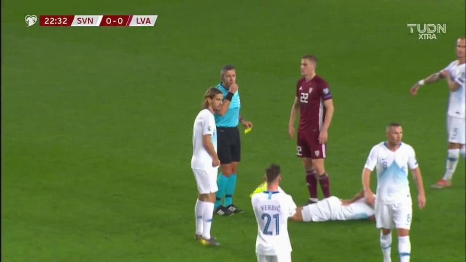 Tarjeta amarilla. El árbitro amonesta a Vladislavs Gutkovskis de Latvia
