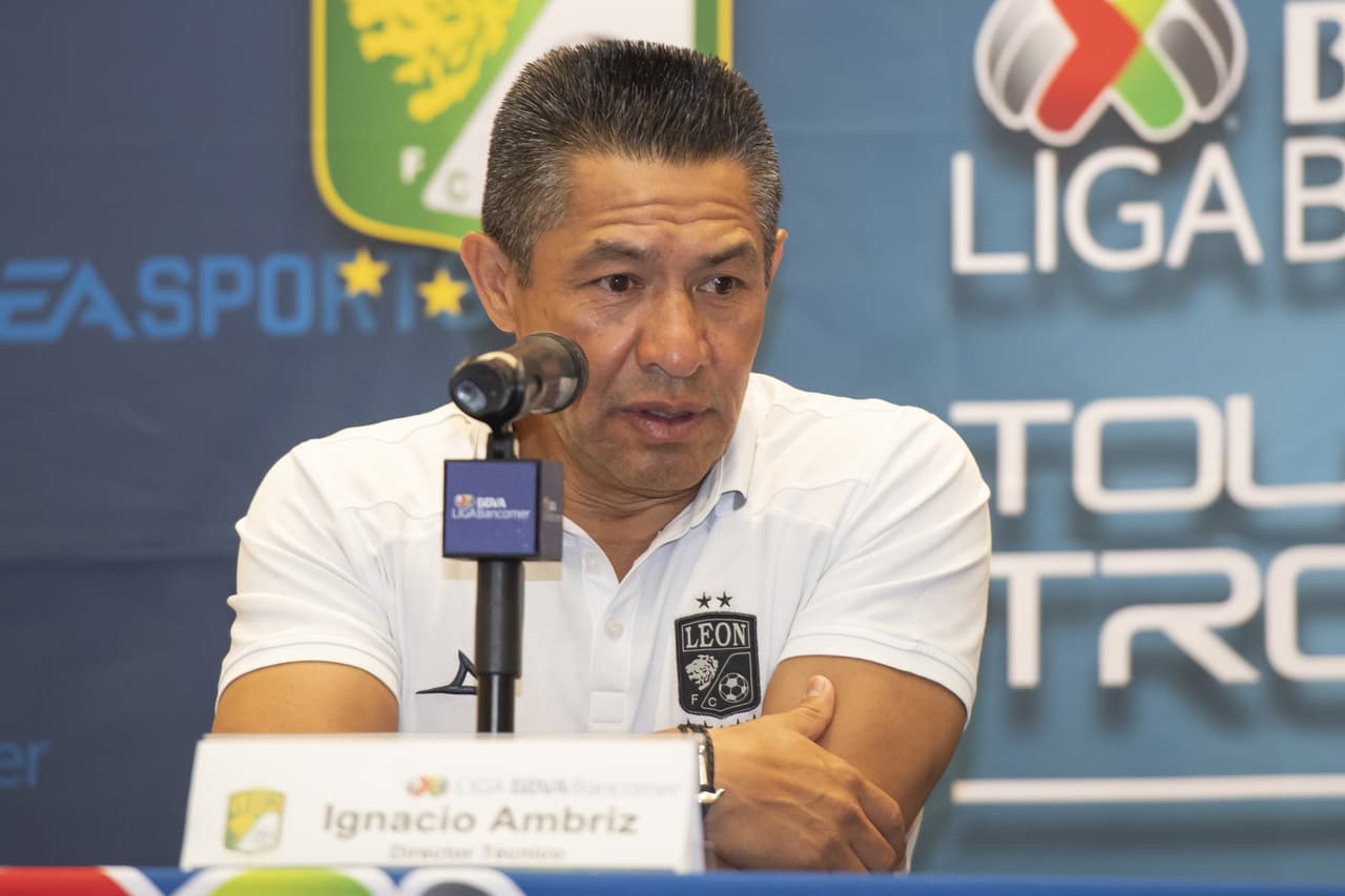 Estas son las mejores imágenes del Día de Medios que sostuvieron Ricardo 'Tuca' Ferretti, entrenador de Tigres, Ignacio Ambriz, técnico del Léon, y algunos de sus futbolistas como Carlos Salcedo, Guido Pizarro, Eduardo Vargas, Luis Montes, Ángel Mena o Fernando Navarro, entre otros, un día antes del Juego de Ida de la Final del Clausura 2019 de la Liga MX, que se efectuará en Monterrey.