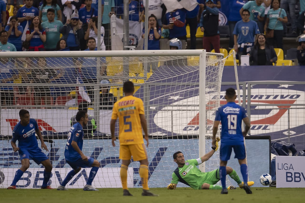 Esta fue una de las jugadas más claras para los visitantes y 'Chuy' se estiró tanto como pudo para mantener su arco intacto.