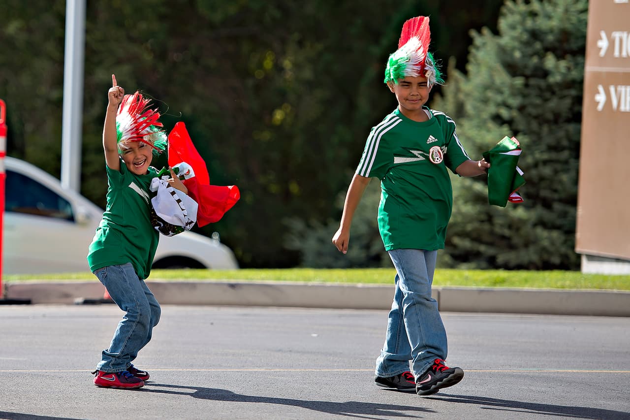 Aficionados mexicanos se dieron cita en el Estadio Rio Tinto de Salt Lake, Utah. Mira el poyo para el Tri