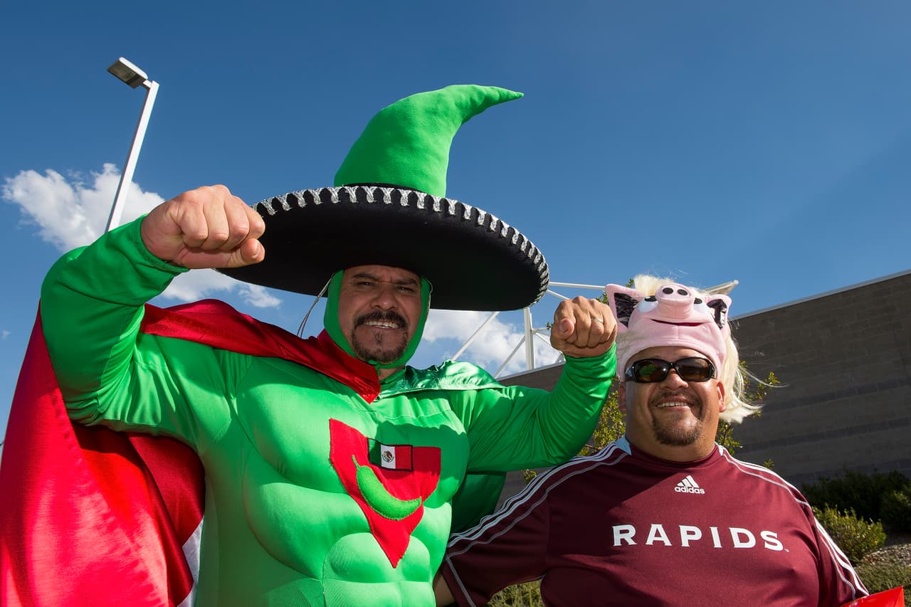 Aficionados mexicanos se dieron cita en el Estadio Rio Tinto de Salt Lake, Utah. Mira el poyo para el Tri