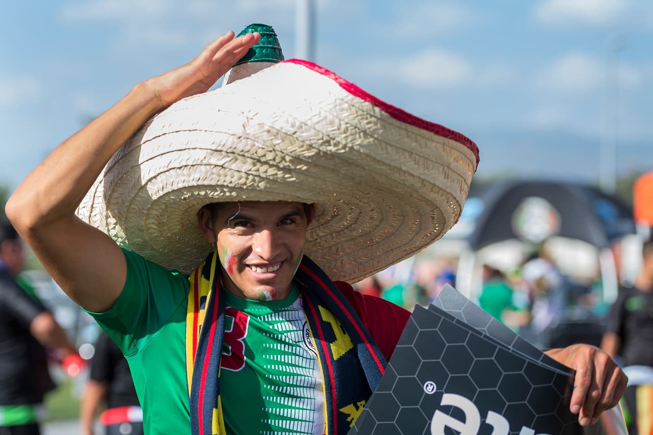 Aficionados mexicanos se dieron cita en el Estadio Rio Tinto de Salt Lake, Utah. Mira el poyo para el Tri