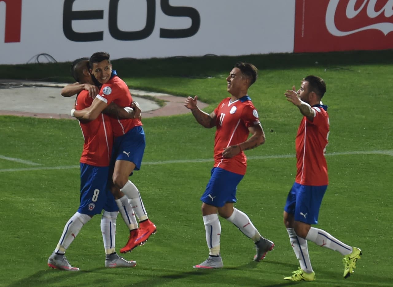 La selección chilena inició a tambor batiente su copa con la victoria más amplia al vencer 2-0 a Ecuador con goles de Vidal y Vargas.