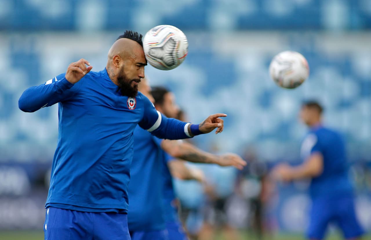 Pese a haber violado el protocolo de COVID-19 al meter aun peluquero al hotel, Vidal fue titular.