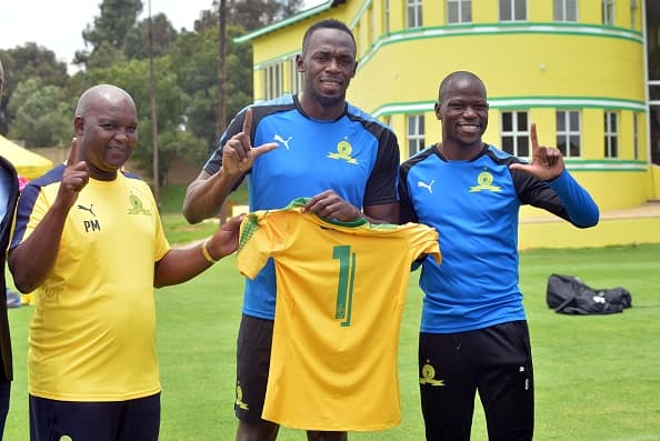 PRETORIA, SOUTH AFRICA - JANUARY 29: Usain Bolt with Pitso Mosimane and Hlompho Kekana during the Usain Bolt Visit to Mamelodi Sundowns Training Session at Chloorkop on January 29, 2018 in Pretoria, South Africa. (Photo by Lefty Shivambu/Gallo Images/Getty Images)