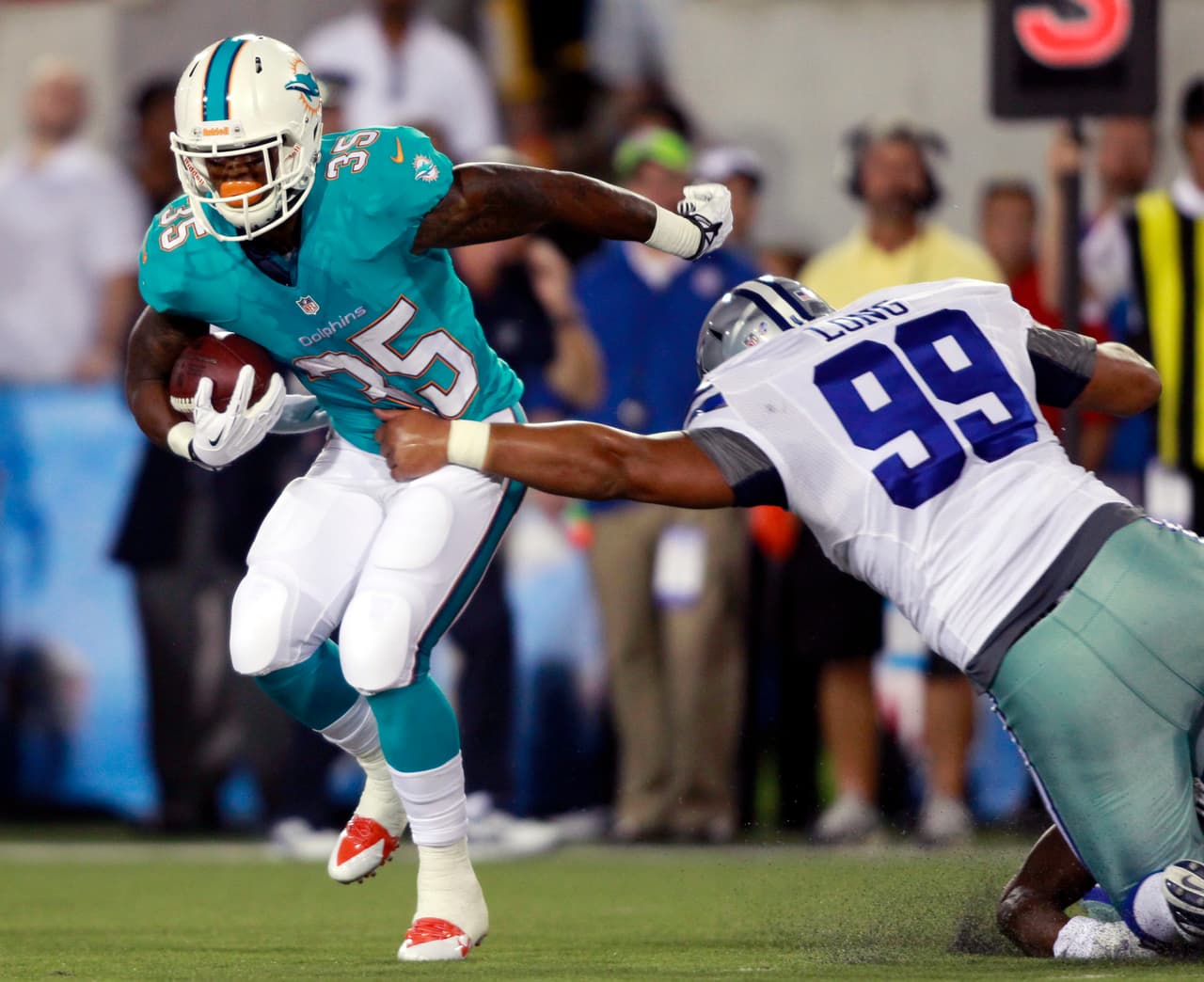 En 2013 chocaron los Miami Dolphins y los Dallas Cowboys. En la foto se ve al corredor de Miami Mike Gillislee a punto de ser tacleado por el defensivo Jerome Long. Los Vaqueros ganaron 24-20 a Miami.