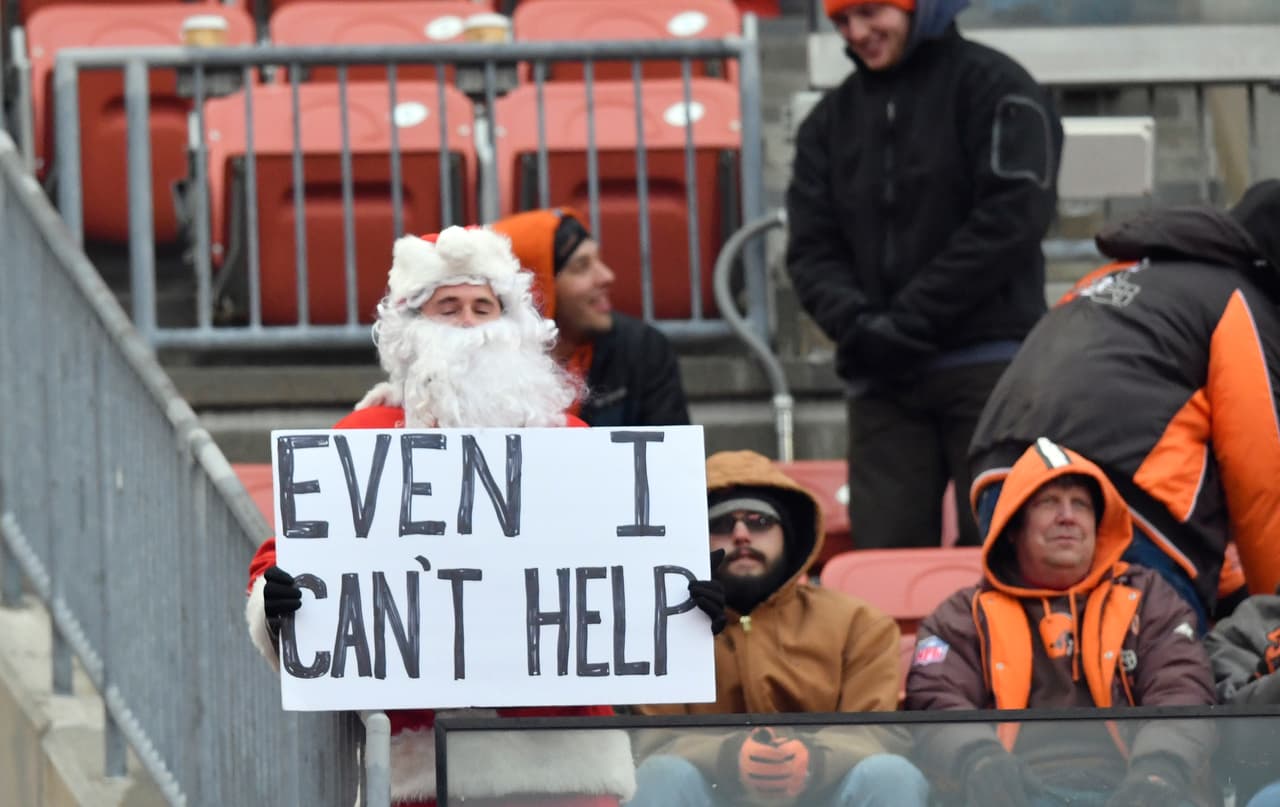 Las animadoras y los fanáticos en múltiples escenarios de la NFL en la jornada 15 vistieron la fiesta del fútbol americano de Navidad con sus atuendos y demás accesorios de las festividades.
