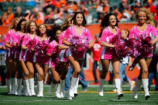 En octubre, mes internacional de la lucha contra el cáncer de mama, las cheerleaders de la NFL apoyan esta causa vistiéndose de color rosa.
