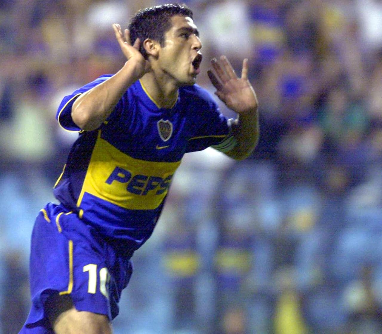 El 7 de abril de 2001, jugando con Boca Juniors ante Unión de Santa Fe, Juan Román Riquelme dio a conocer su populaar festejo del 'Topo Gigio' con las manos sobre las orejas.