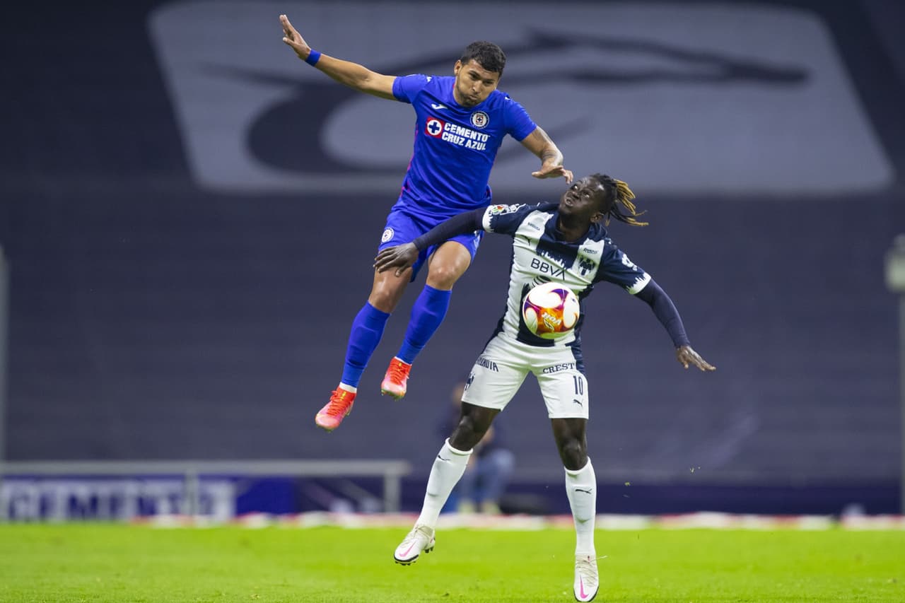 Con solitario gol de Roberto Alvarado (42'), Cruz Azul vence 1-0 a Monterrey y alargan su racha de victorias a nueve. Cruz Azul se queda como líder solitario del torneo y los Rayados bajan a cuarto lugar y podrían caer al quinto si es queToluca vence al Pachuca.
