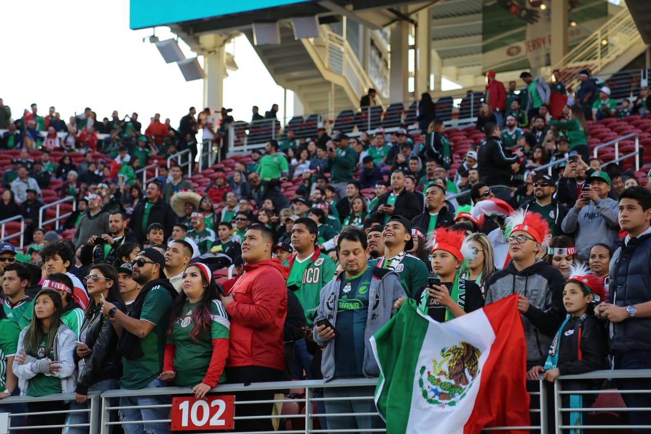 Seguimiento gráfico de los trabajos en cancha de los jugadores, las características del escenario y hasta la alegría de los asistentes en el Levi's Stadium en el partido de México contra Islandia.