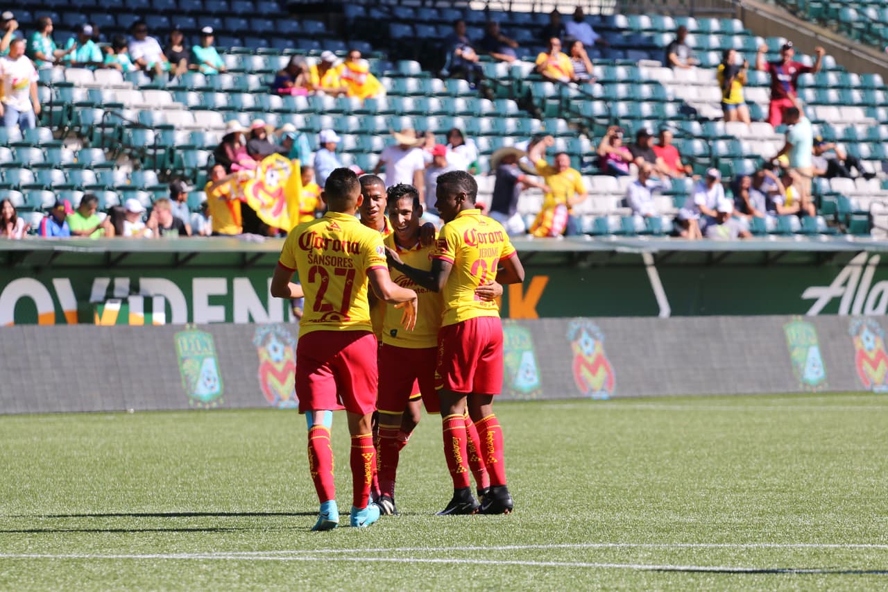 Jugadores de Monarcas celebrando uno de los dos goles ante León.
