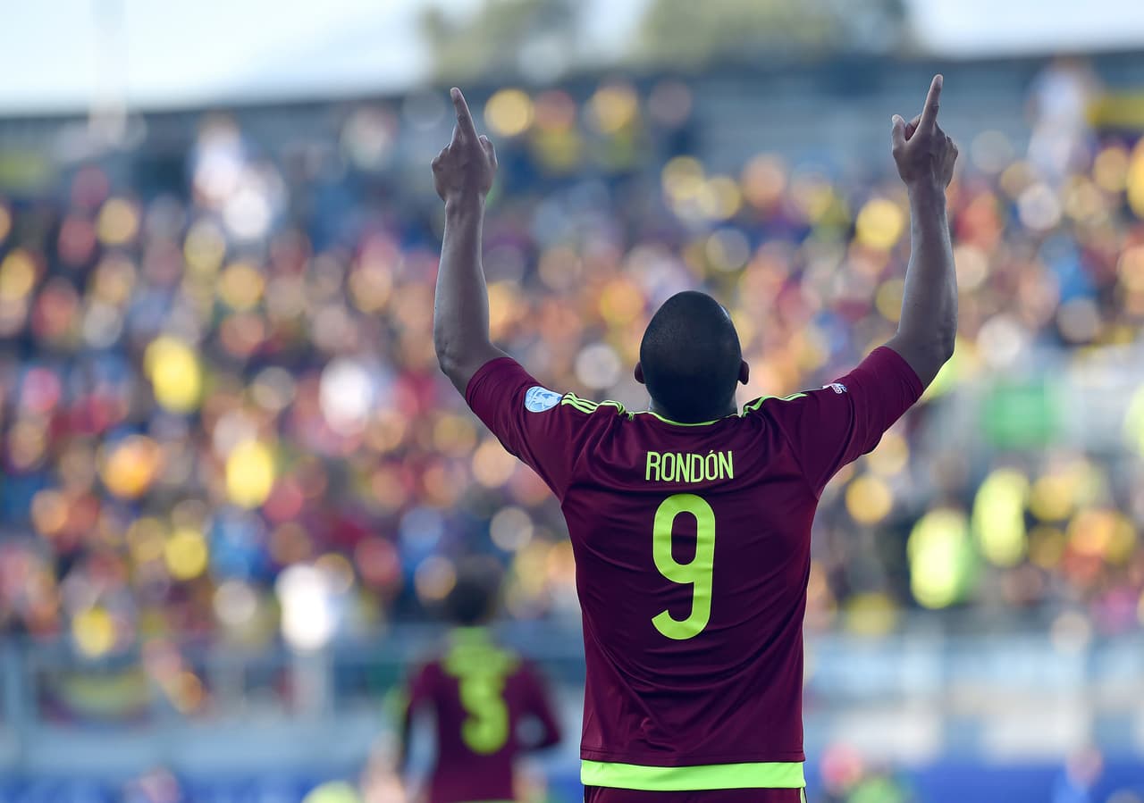 Cerrando con las sorpresas Salomón Rondón demostró que está para cosas grandes y retos importantes, su gol ante Colombia fue la muestra más clara de que viene por todo al igual que Venezuela.