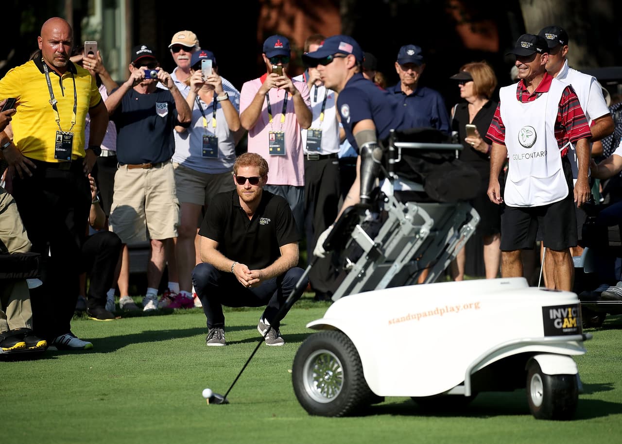 Durante toda la competencia asiste a diferentes pruebas y está cerca de los competidores para animarlos.