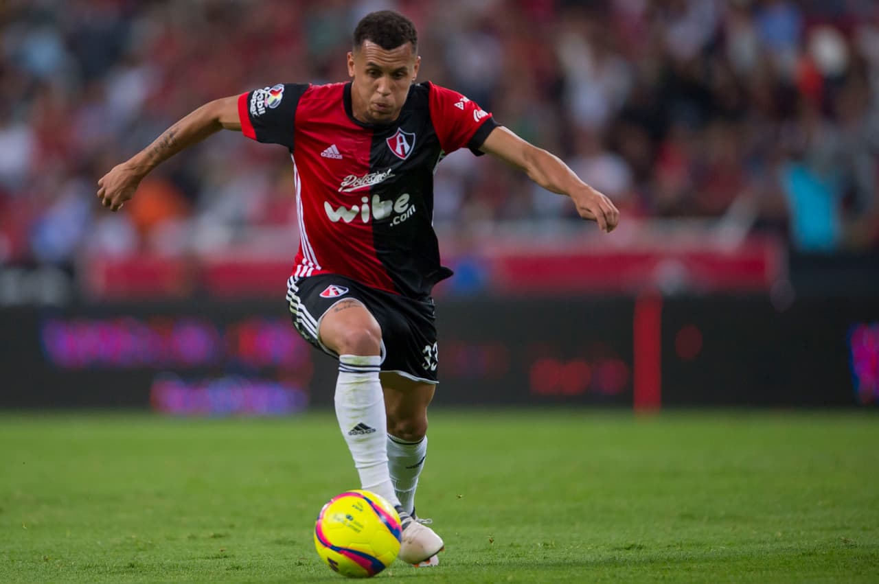 El jugador inglés Ravel Morrison parece tener un pie afuera del Atlas y dos opciones son un intercambio con el Espanyol por Esteban Granero o recalar en el Monterrey.