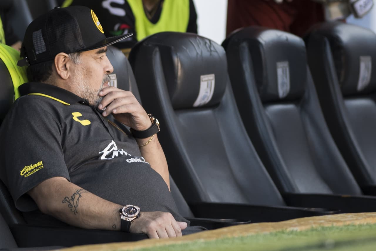 Reflexivo se quedó Maradona luego de la anotación de los Gallos Blancos pero no sería su única preocupación pues a los 14 minutos llegó el 2-0.