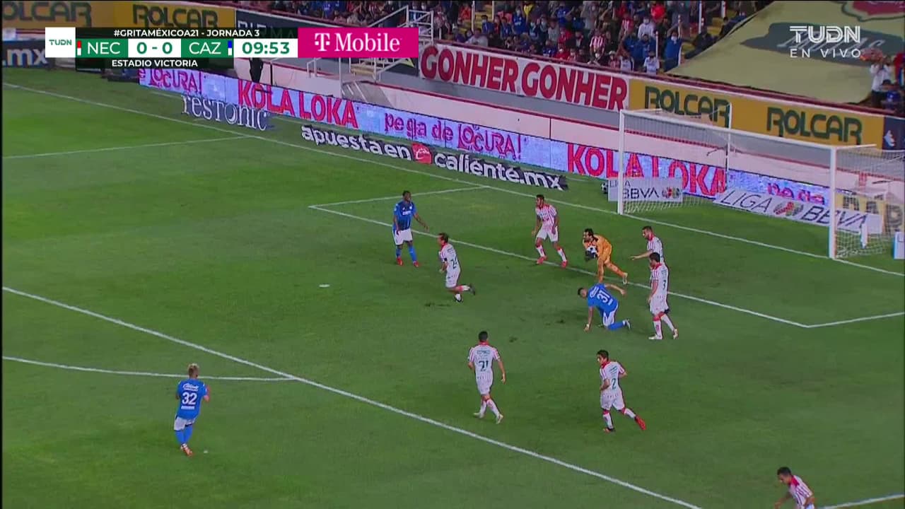 ¡TIRO ATAJADO! disparo por Orbelín Pineda.