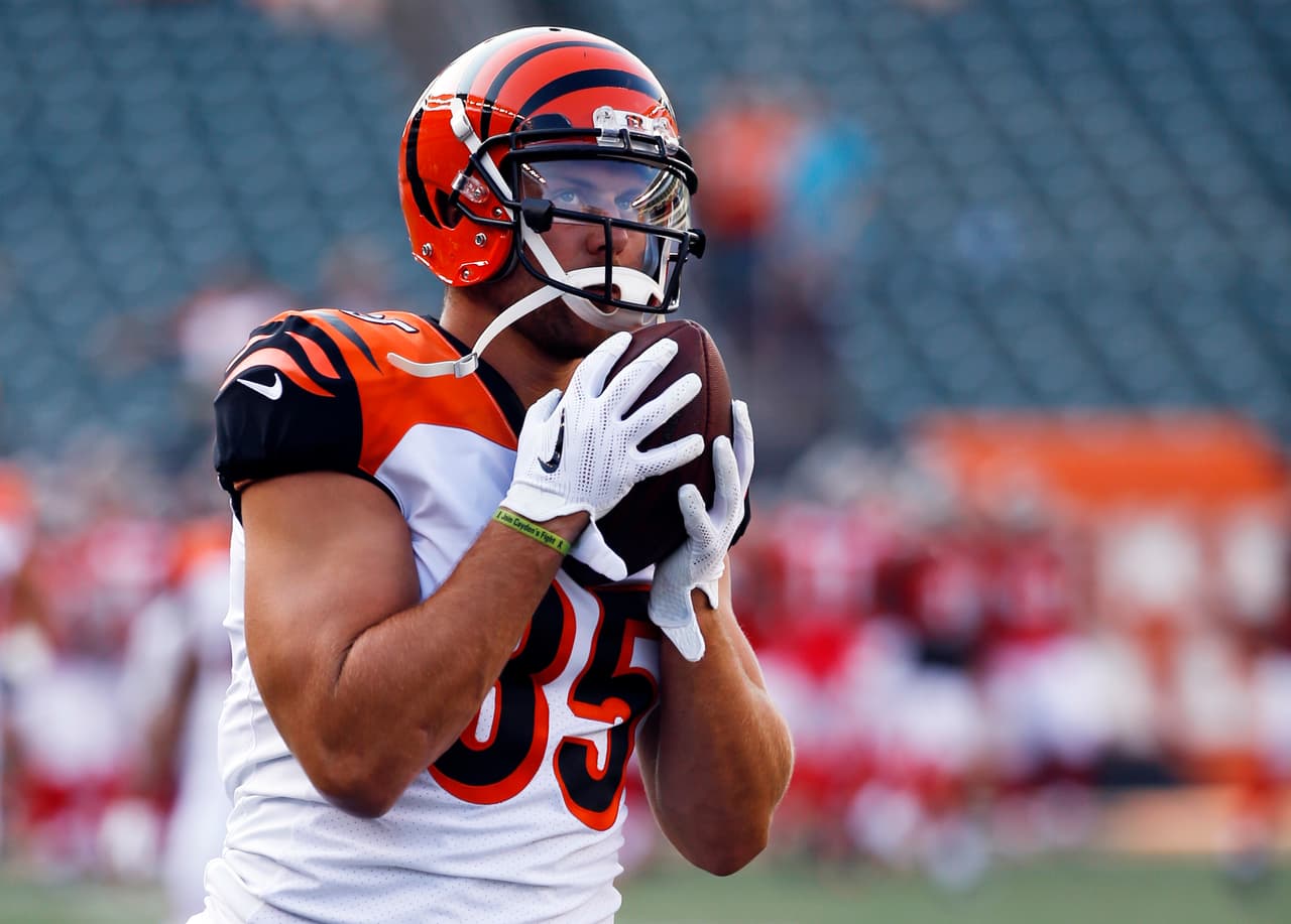 <b>TYLER EIFERT – TE, Cincinnati Bengals</b>
<br>Llamado a ser el Segundo hombre importante por pase después de AJ Green, Eifert no ha podido ser regular en el campo esta campaña debido a las lesiones. Primero arrastraba una lesión de rodilla del Pro Bowl y ahora una en la espalda lo ha alejado del terreno de juego y su óptimo nivel con los Bengals.