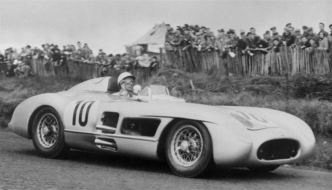 A pesar de nunca haberse adjudicado un título de la Formula 1, el piloto Sir Stilring Moss, fue considerado uno de los mejores que han corrido en dicho certamen. Mantiene un récord de 16 victorias entre los pilotos que nunca se llevaron una F1. Murió a los 90 años.