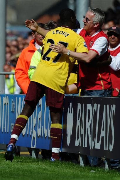 Y fue el primer anotador en el triunfo del los 'Gunners' sobre el Blackpool. Incluso fue a festejar su gol con un aficionado.