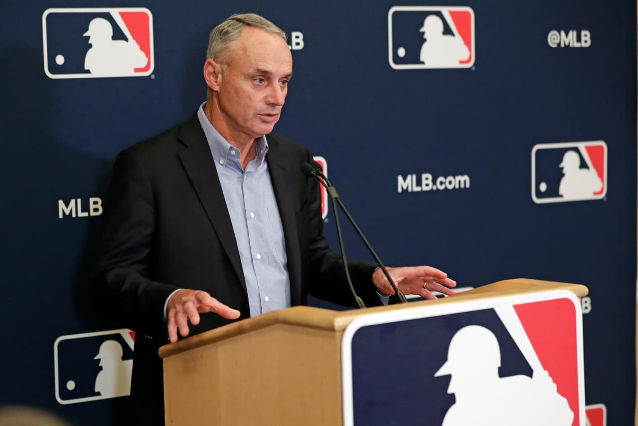 Rob Manfred reconoce que están en deuda con los aficionados