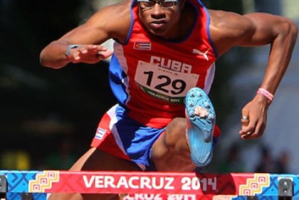 Los cubanos Yordan Luis Ofarrill y Jhoanis Carlos Portilla hicieron el 1-2 en los 110 metros con vallas de los Juegos Centroamericanos y del Caribe Veracruz 2014, en la primera final del último día de actividades en el estadio Heriberto Jara Corona. (Foto: veracruz2014.mx).