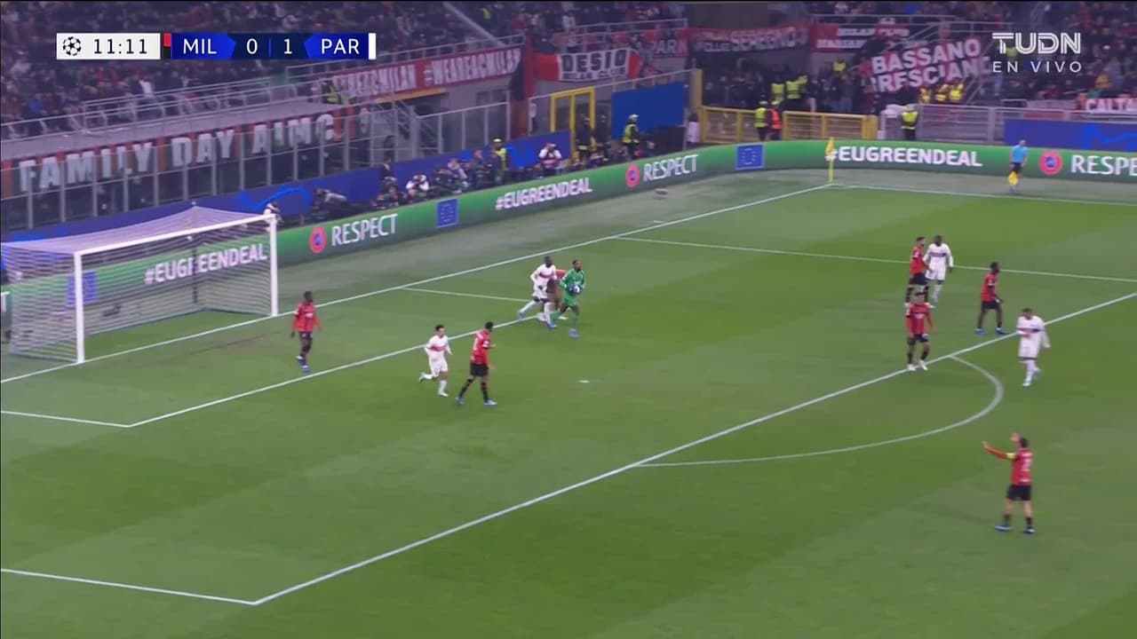 ¡GOL!  anota para Milan. Rafael Leão