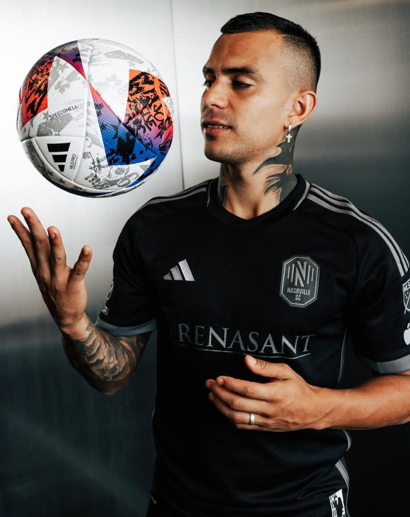 El tico Randall Leal, con la nueva playera de Nashville SC.