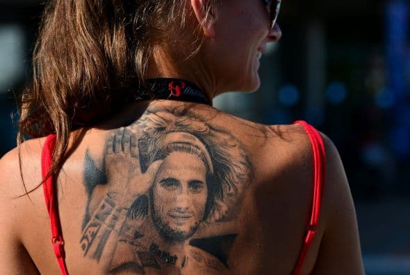 Un fan del fallecido piloto italiano Marco Simoncelli muestra su tatuaje durante la práctica de clasificación Moto GP de San Marino en el circuito de Misano Adriatico. Simoncelli murió después de un accidente durante el Gran Premio de Malasia del 2011.